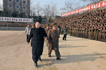 Ông Kim Jong Un vừa phẫu thuật mắt cá chân? ảnh 1